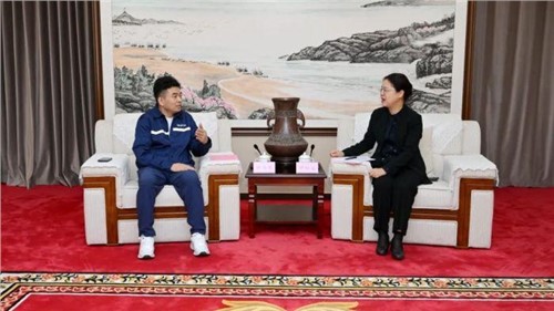 欽州市市委書記鐘暢姿會(huì)見(jiàn)中偉股份董事長(zhǎng)、總裁鄧偉明一行